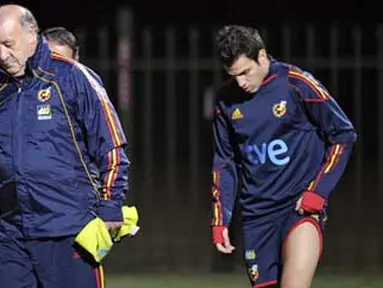 Gelandang Spanyol Cesc Fabregas (kanan) dan pelatih Vicente Del Bosque (kiri) di sesi latihan tim yang digelar di North West University Sports Village, Pochefstroom, 4 Juli 2010. AFP PHOTO / LLUIS GENE 