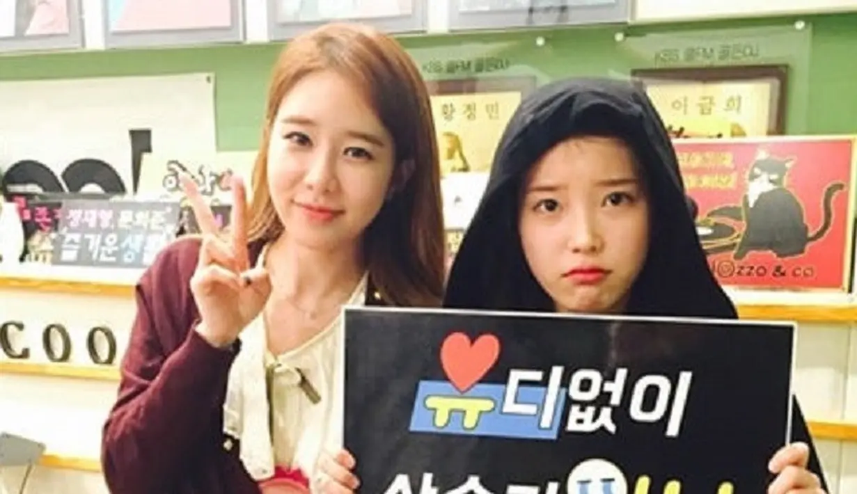 "Aku dan IU hanya bersahabat saja, tapi namaku disebut seperti itu. Aku sangat bahagia dan bersyukur. Aku harap orang melihat pidato itu bisa lebih menyukai IU lagi," lanjutnya. (Foto: Soompi.com)