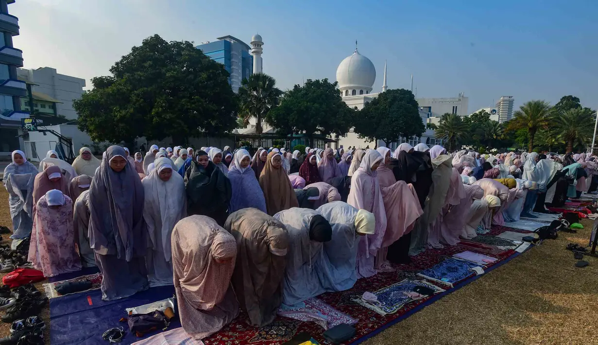 Umat Islam melaksanakan Shalat Istisqa di halaman Mesjid Al Azhar, Jakarta, Selasa, 1 September 2026. (KLY/ Arie Basuki).