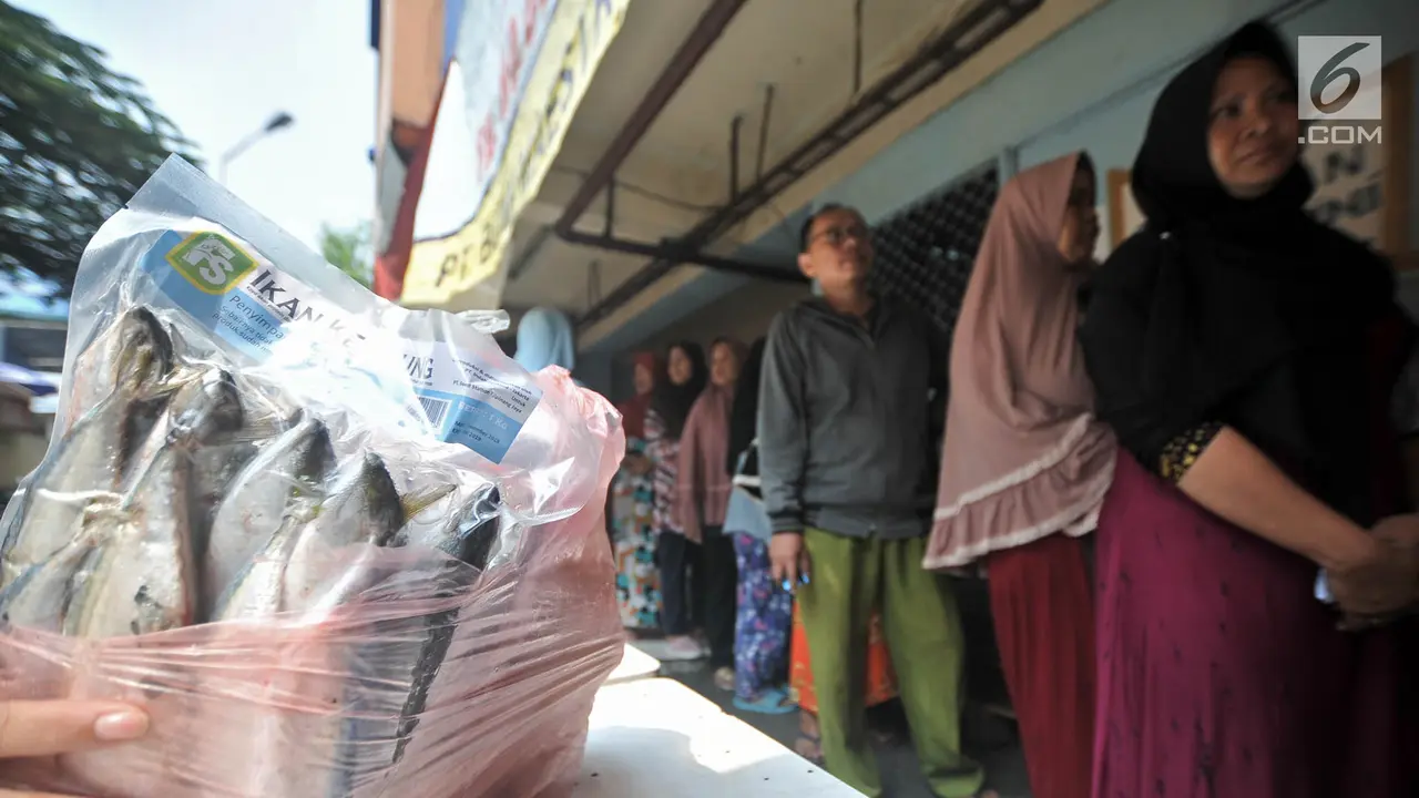 Antrean Warga Beli Sembako Murah dengan KJP