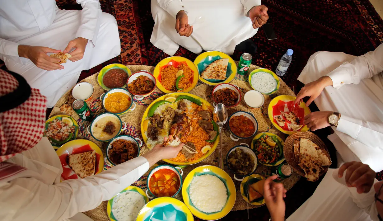 Suasana saat warga memakan makanan tradisional di sebuah restoran di Riyadh, Arab Saudi, 8 Maret 2018. Sebanyak 20 situs Islam penting di Makkah dan Madinah sedang direhab dan disiapkan untuk menerima pengunjung. (AP Photo/Amr Nabil)