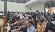 Sidang Dokter Tifa, Pengunjung Tak Bisa Masuk Nobar Depan Pengadilan