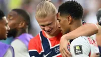 Penyerang Norwegia, Erling Braut Haaland (kiri), memberikan ucapan selamat kepada gelandang Timnas Inggris, Jude Bellingham, seusai laga perempat final Piala Dunia 2026  di Miami Stadium, Miami, Minggu (12/7/2026) pagi WIB. (AFP/Roberto Schmidt)