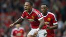 Pemain Manchester United, Memphis Depay merayakan gol yang dicetaknya ke gawang Sunderland pada laga Liga Inggris di Stadion Old Trafford, Manchester, Sabtu (26/9/2015). (Reuters/Andrew Yates)
