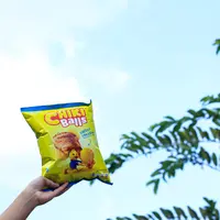 Snack wajib anak Indonesia pada zamannya. Chiki Balls hadir dengan berbagai rasa, tak hanya itu hadiah yang diberikan di dalam bungkus Chiki membuat makanan ini selalu disukai. (Ika Rahma H / Shutterstock.com)