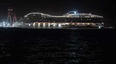 Kapal pesiar MSC World Europa meninggalkan pelabuhan Saint-Nazaire, Prancis barat pada 26 Oktober 2022. MSC World Europa berlayar ke Qatar, di mana ia akan berfungsi sebagai hotel terapung selama Piala Dunia FIFA Qatar 2022. (AFP/Sebastien Salom Gomis)