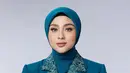 Lengkap mengenakan name tag dan pin lambang PKK. Ia juga mengenakan kerudung biru yang dimasukan ke dalam kemeja nya. [@aldiphotoofficial]