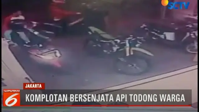Aksi pencurian sepeda motor oleh komplotan pencuri bersenjata api di Taman Sari, Jakarta Barat, terekam kamera pengawas.