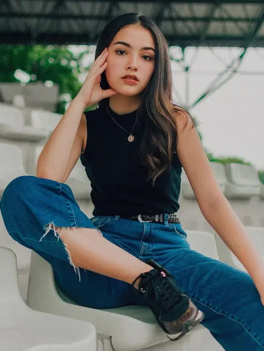 Aktris muda satu ini juga lebih sering terlihat menggunakan sneakers bahkan ketika berlibur. Meski terkesan boyish, akan tetapi ia tetap menampilkan sisi manis dengan rambut terurai serta makeup natural. (Liputan6.com/IG/nicoleparham_)