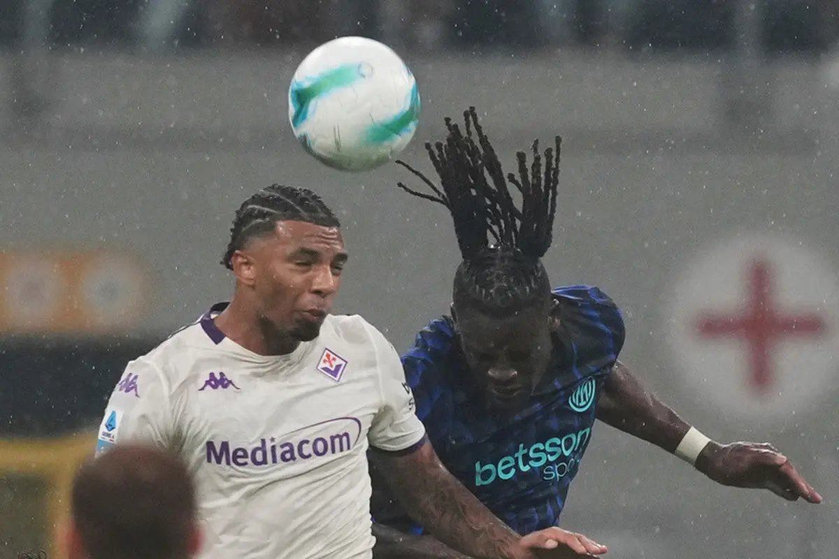 Pemain Inter Milan, Yann Bisseck (kanan), berebut bola udara dengan pemain Fiorentina, Cher Ndour