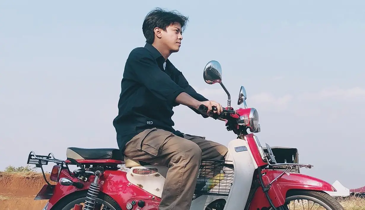 Sebelum acara di Tanjung Pinang pun, Bisma ternyata pernah kendarai sepeda motor klasik. Yaitu sepeda motor bebek Jepang yang kini telah jadi motor klasik yang disukai anak muda. (Liputan6.com/IG/@sibisma)