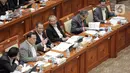 Ketua KPK Firli Bahuri (kedua kiri) bersama Wakil Ketua KPK Nurul Ghufron mengikuti rapat kerja bersama Komisi III DPR di Kompleks Parlemen Senayan, Jakarta, Kamis (9/2/2023). Rapat tersebut membahas evaluasi kinerja dan capaian KPK Tahun 2022 serta rencana kerja tahun 2023. (Liputan6.com/Faizal Fanani)