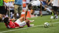 Bek kanan Juventus, Mattia De Sciglio (kanan) berjibaku dengan pemain Benfica, Rafa, pada laga International Champions Cup (ICC) 2018, di Red Bull Arena, Harrison, New Jersey, Amerika Serikat, Minggu (29/7/2018) dini hari WIB.  (AFP / Eduardo Munoz)