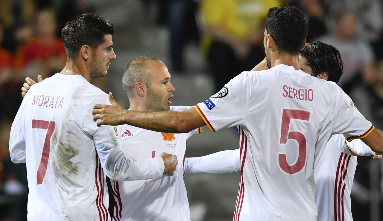 Para pemain Spanyol merayakan gol Alvaro Morata (kiri) saat melawan Liechtenstein pada laga grup G kualfikasi Piala DUnia 2018 di Rheinpark Stadion, Vaduz, (5/9/2017). Spanyol menang 8-0. (Gian Ehrenzeller/Keystone via AP)