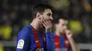 Ekspresi pemain FC Barcelona, Lionel Messi saat gagal memanfaatkan peluang mencetak gol ke gawang Villareal CF pada lanjutan La Liga Spanyol di El Madrigal stadium, Villareal, (8/1/2017). Barcelona bermain imbang 1-1.  (AFP/Jose Jordan)