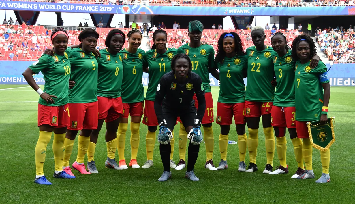 Tim Kamerun berpose dengan gaya foto tim yang tidak lazim dan pada umumnya foto tim sepak bola sebelum bertanding di Piala Dunia Wanita 2019. ( AFP/Denis Charlet)