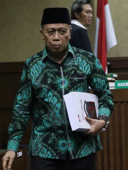 Terdakwa penerimaan suap terkait pembahasan tambahan anggaran dalam APBN P 2018, Amin Santono usai menjalani sidang pembacaan tuntutan di Pengadilan Tipikor, Jakarta, Senin (21/1). Amin dituntut hukuman 10 tahun penjara. (Liputan6.com/Helmi Fithriansyah)
