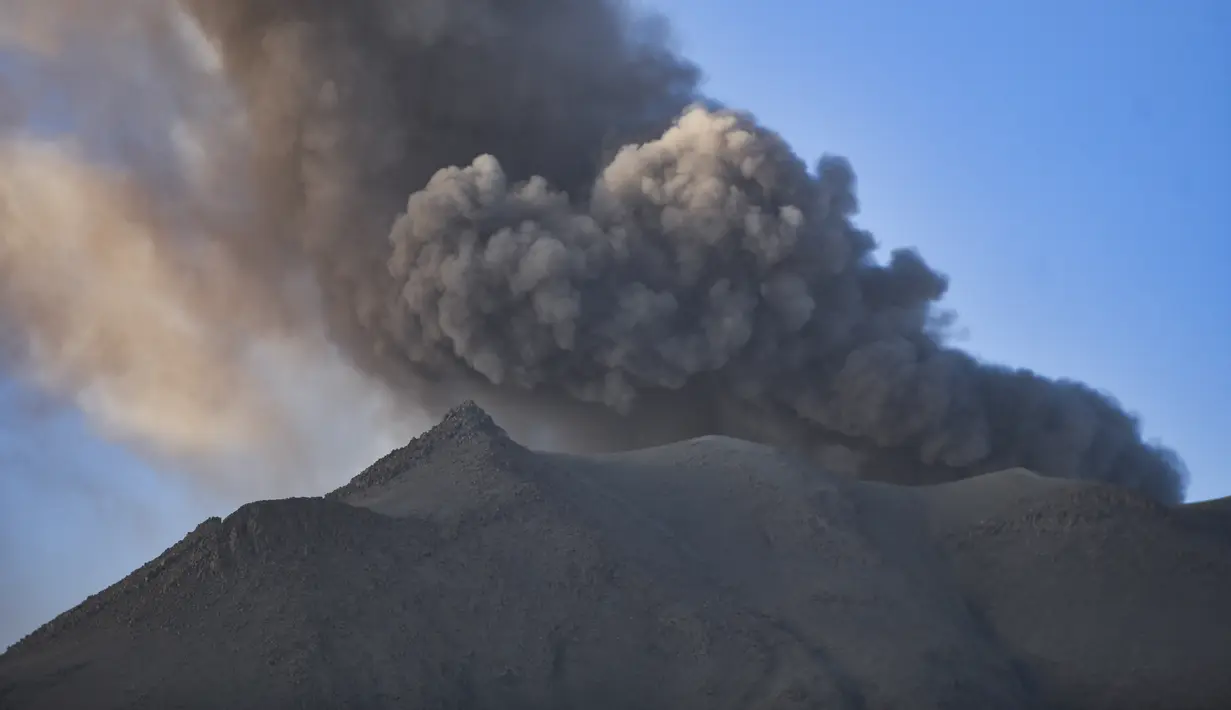 Ubinas berada di Moquegua, wilayah yang terletak 1.200 kilometer atau 746 mil di sebelah tenggara ibu kota Lima, dan merupakan gunung berapi paling aktif di negara itu. (Diego Ramos / AFP)