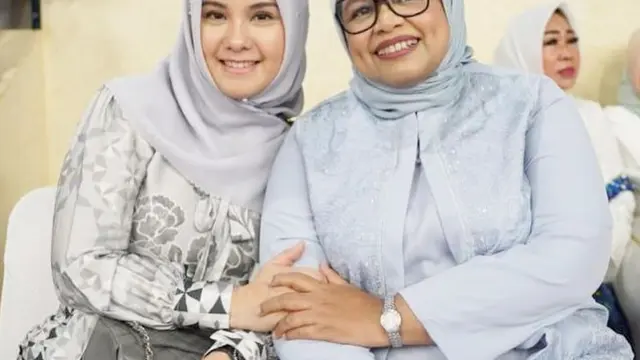 Tampil Berhijab, Ini 7 Potret Annisa Pohan Bareng Ibu-Ibu Pengajian