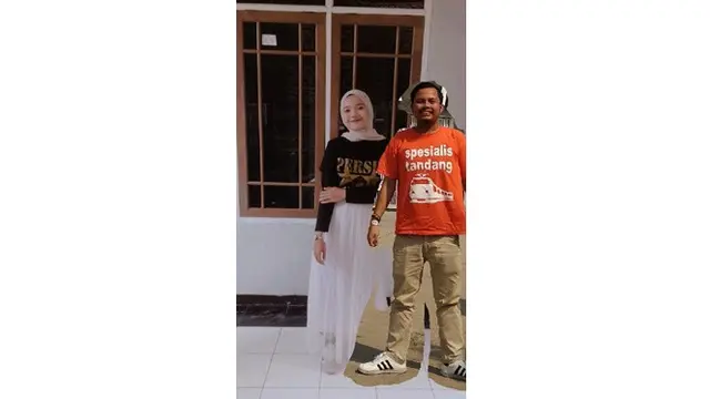 Wanita Ini Minta Fotonya Diedit Berdua, 5 Kreasi Netizen Kocak