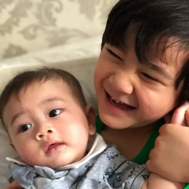 Potret Gemas Kedekatan Rafathar dan Zayn, Bak Saudara Kandung