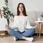 Ilustrasi sorang wanita sedang melakukan terapi mindfulness
