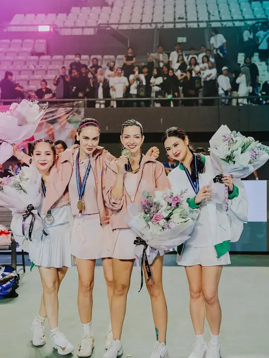 Pertandingan ganda putri dimenangkan oleh tim Luna Maya dan Nia Ramadhani. Setelah pertandingan selesai, Luna Maya mengunggah beberapa potret dirinya dan Nia Ramadhani, beserta peserta lainnya, memamerkan medali yang mereka dapatkan. Foto: Instagram.