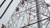 Proses evakuasi korban percobaan bunuh diri di atas tower pemancar. Foto :( Dokumen Basarnas Lampung)