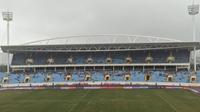 Suasana Stadion My Dinh, Hanoi saat pertandingan antara Timnas Indonesia U-23 kontra Malaysia, Minggu (22/5/2022). (Bola.com/Muhammad Adiyaksa)