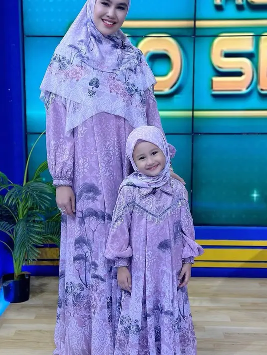 Khalisa dan sang ibunda pun tampil kompak mengenakan gamis warna ungu bermotif yang serasi dengan kerudungnya.  [@kartikaputriworld]