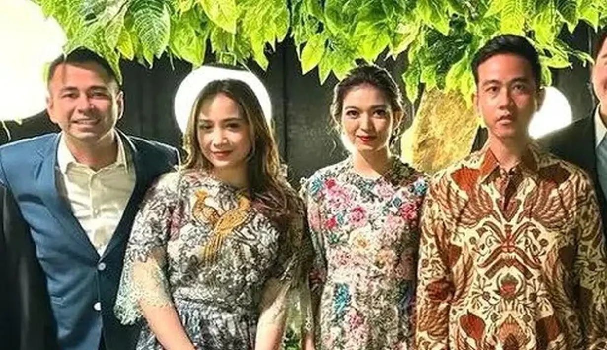 Saat kondangan bersama Nagita Slavina, Selvi Ananda mengenakan dress floral yang indah. Ia pun membawa tas lady Dior warna Cherry Red. Melansir dari situs resmi Dior, tas tersebut dengan size small ditaksir sekitar Rp91 jutaan. [@raffinagita1717]
