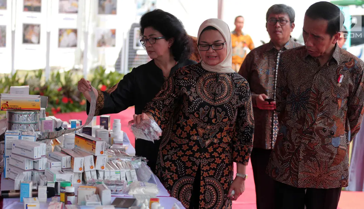 Presiden RI Joko Widodo didampingi Kepala BPOM, Penny K Lukito, Menkes, Nila F. Moeloek melihat obat pada acara Pencanangan Aksi Nasional Pemberantasan Obat Ilegal dan Penyalahgunaan Obat di Cibubur, Jakarta, Selasa (3/10). (Liputan6.com/Faizal Fanani)