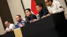 Ketua Umum PSSI, Erick Thohir (tengah) memberikan keterangan dalam konferensi pers terkait rencana baru perkembangan Timnas Indonesia yang berlangsung di Menara Danareksa, Kemayoran, Jakarta Pusat, Senin (06/01/2025). Dalam acara tersebut juga dihadiri oleh Manajer Timnas Indonesia Sumardji, Waketum PSSI Zainudin Amali, Sekjen PSSI Yunus Nusi, dan Exco Arya Sinulingga. (Bola.com/Bagaskara Lazuardi)