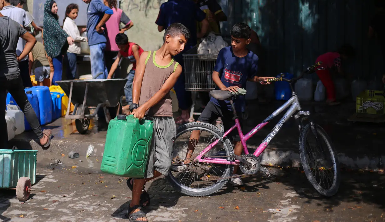 Beberapa organisasi kemanusiaan memperingatkan bahwa kelangkaan air bersih dapat memicu masalah kesehatan serius, terutama bagi anak-anak dan kelompok rentan. (Eyad BABA/AFP)