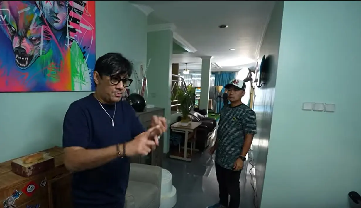 Kalau dari luar dengan bangunan dengan warna cream, sedangkan di dalam warna hijau seperti telor bebek. [Youtube/Taulany TV]