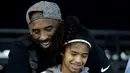 Pebasket NBA Kobe Bryant dan putrinya Gianna Bryant menonton pertandingan renang kejuaraan nasional AS di Irvine, California pada  26 Juli 2018. Kobe Bryant meninggal bersama putrinya Gianna yang berusia 13 tahun dalam kecelakaan helikopter di Calabasas, California. (AP Photo/Chris Carlson)
