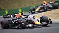 Pebalap Oracle Red Bull Racing, Max Verstappen memacu mobilnya saat Formula 1 GP Hungaria yang berlangsung di Sirkuit Hongaronging, Budapest, pada Minggu (31/7/2022). (AP/Darko Bandic)