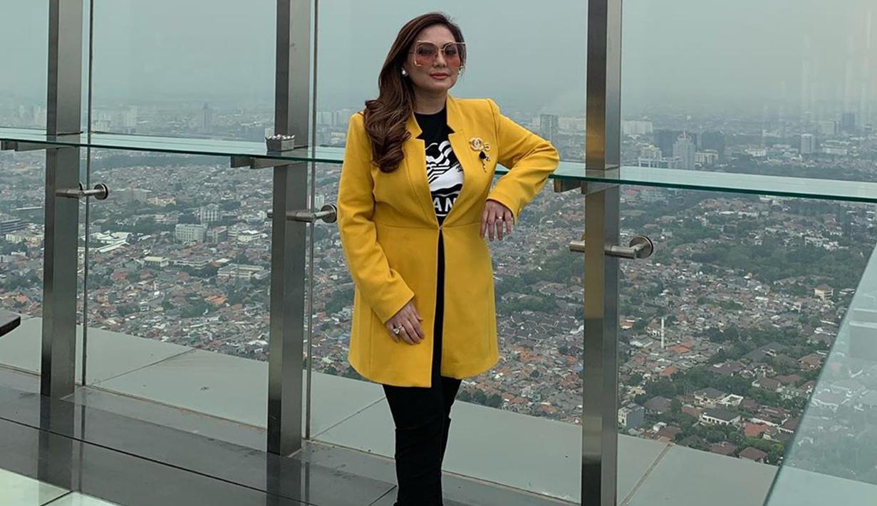 Gaya Nia Daniaty saat tampil kasual ini pun mendapat pujian dari netizen. Meski telah berusia 55 tahun, akan tetapi dirinya terlihat awet muda. (Liputan6.com/IG/@niadaniatynew)