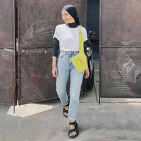 Padu padan t-shirt dengan inner dan high waist jeans bisa kamu tiru untuk tampilan OOTD ke pantai yang kece tanpa ribet. Untuk alas kaki, pilihlah sandal agar tetap aman bermain air di pantai (Instagram/ayudiac).