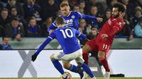 Pemain Liverpool Mohamed Salah (kanan) berduel memperebutkan bola dengan pemain Leicester City James Maddison (kiri depan) dan Kiernan Dewsbury-Hall pada pertandingan sepak bola Liga Inggris di Stadion King Power, Leicester, Inggris, 28 Desember 2021. Leicester City menang 1-0. (AP Photo/Rui Vieira)