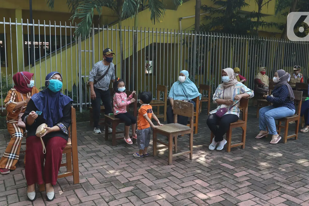 Vaksinasi Massal di Klaster Covid-19 Cilangkap