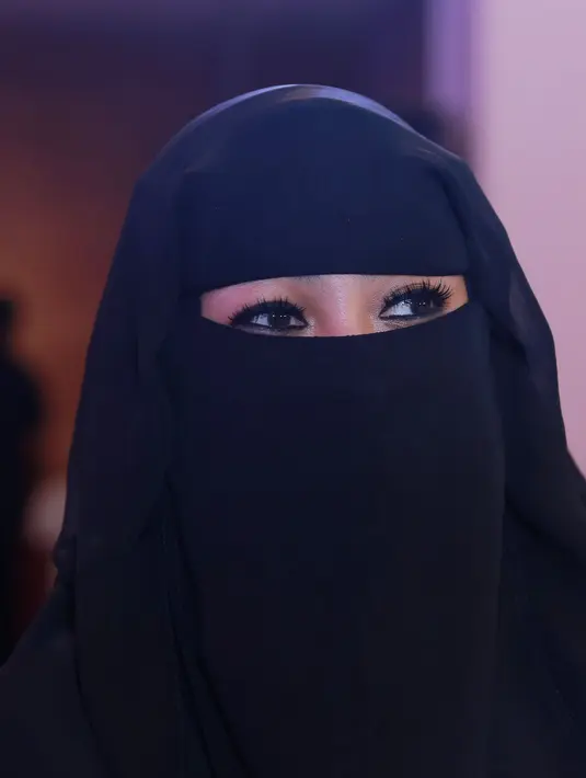 "Dari matanya aja sudah kelihatan cantiiik," puji salah seorang penggemar yang memiliki akun @lieliez_iyanizzul. "MasyaAllah cantiiikkk um 😍," kata pemilik akun @konsultanjafra. Begitu pujian yang didapat oleh Soraya. (Galih W. Satria/Bintang.com)