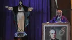 Romo Carolus saat memimpin Ibadah di gereja Santo Stephanus Cilacap, Jawa Tengah, Minggu, (8/3/2015). (Liputan6.com/Johan Tallo)