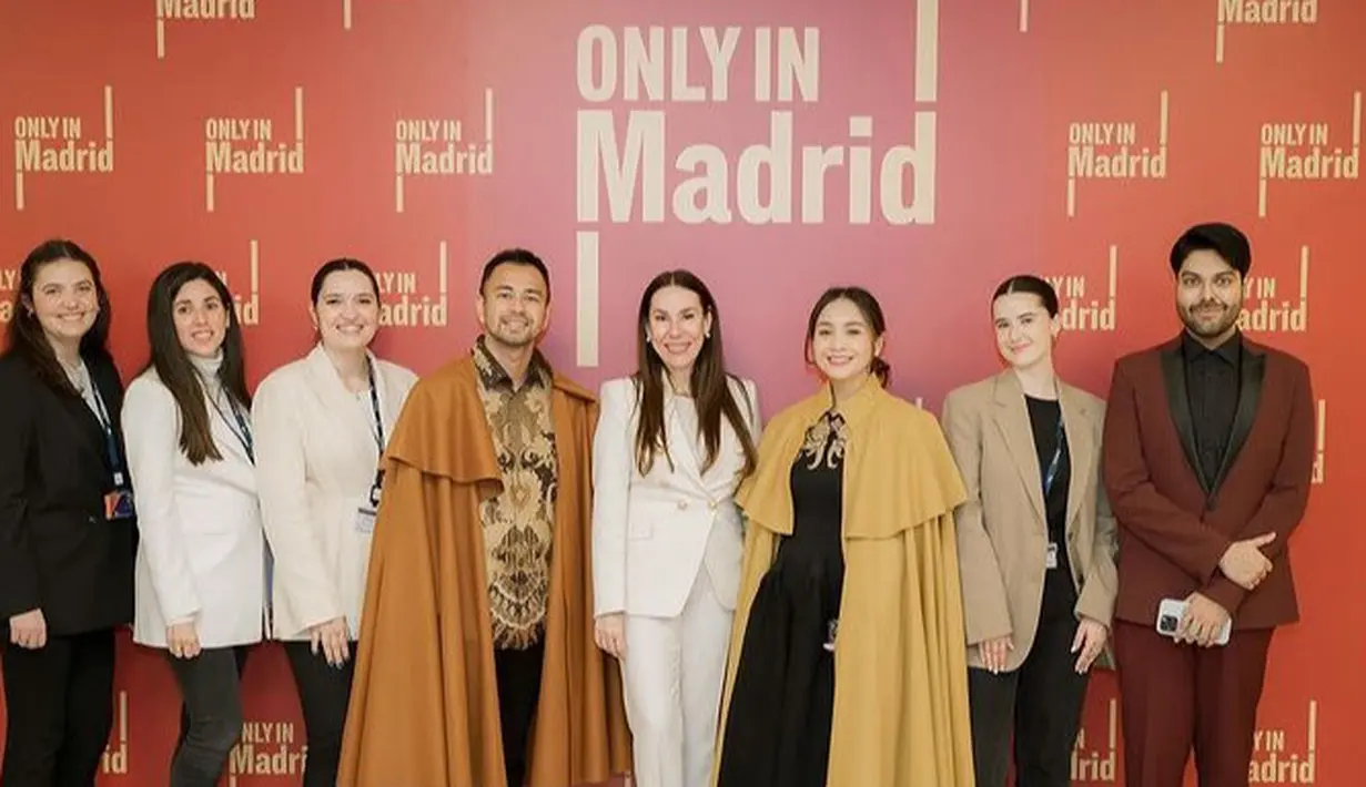 Saat didapuk menjadi ambassador Madrid, Nagita tampil dengan dress hitam dengan aksen bordiran keemasan sambil mengenakan cape kuning. Dipadukan kitten heels berstrap.[@raffinagita1717]