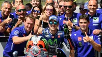 Perayaan Maverick Vinales usai merebut pole position kualifikasi MotoGP Italia 2017 di Sirkuit Mugello. (Vincenzo PINTO / AFP)