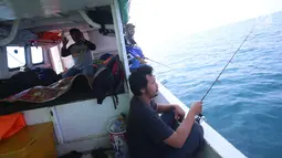 Seorang peserta melakukan salat diatas perahu saat kegiatan Sahur on The Boat ke-4 di kawasan perairan Karang Antu, Banten, Minggu (4/6). (Foto dok. Jojoners)