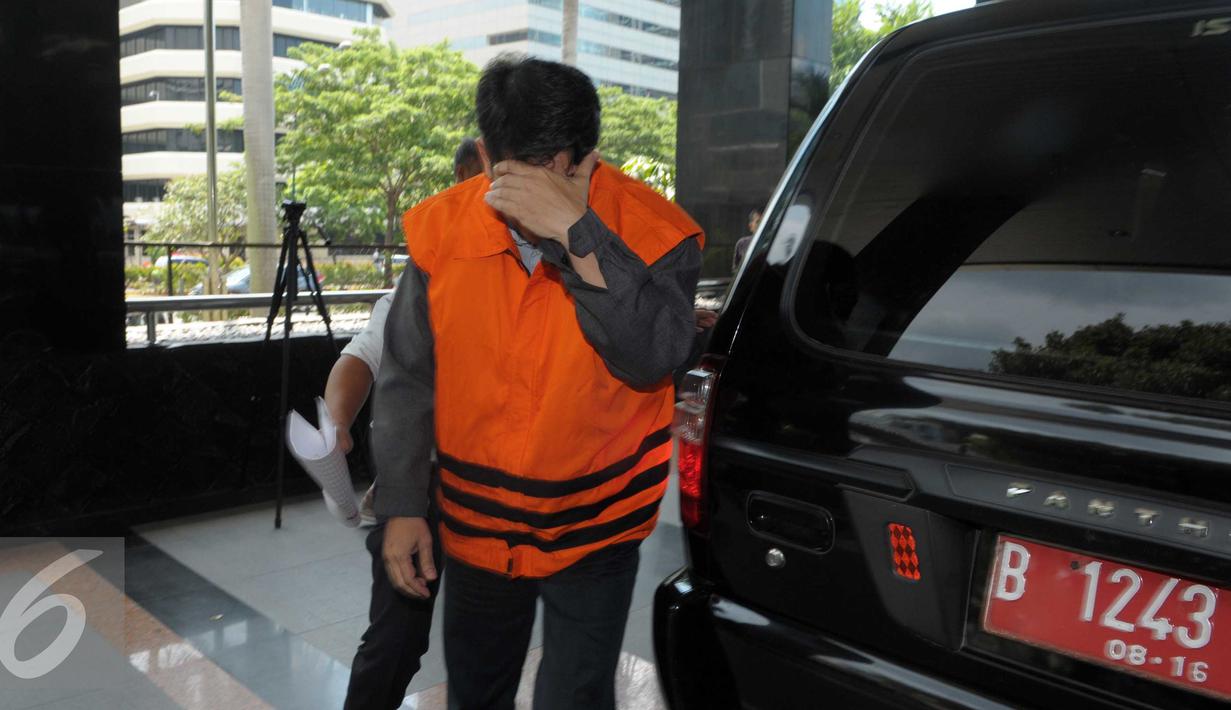 Karyawan PT Agung Podomoro Land, Trinanda Prihantoro menutupi wajahnya saat tiba di KPK, Jakarta, Sabtu (4/4/2016). KPK memeriksa Trinanda untuk mendalami kasus Mohamad Sanusi (Liputan6.com/Helmi Afandi)