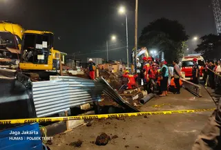 Empat jam proses penyelamatan dilakukan aparat gabungan untuk mengevakuasi seorang balita berusia 4 tahun yang terperosok ke dalam lubang proyek Lapangan Multifungsi Taman RW 04 di Jalan Manggarai Utara II, Tebet, Jakarta Selatan. (Foto: Istimewa)