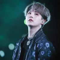 Suga bahas unek-unek di album solo hingga eksplorasi musik dengan gaya berbeda di wawancara terbaru.