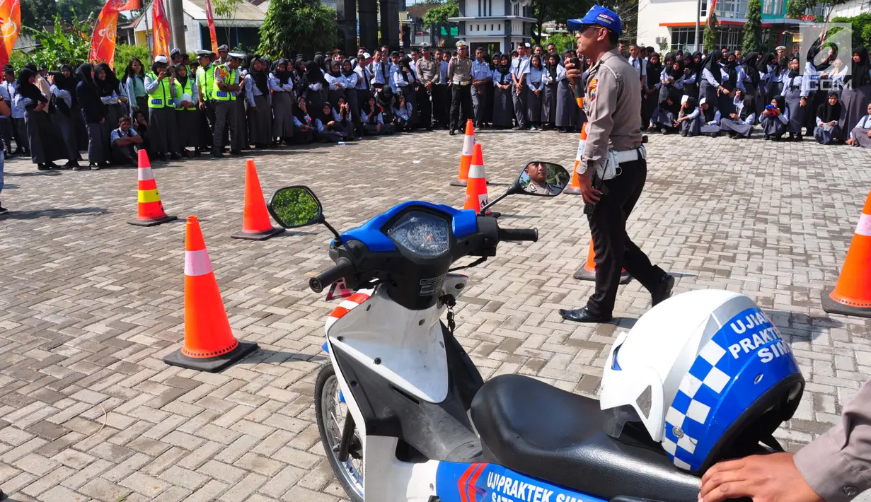 Polres Semarang menggelar Millenial Road Safety Festival (MRSF) 2019 di Halaman SMK 1 Bawen, Semarang, Jumat (1/2). Kegiatan ini bentuk kepedulian kepolisian pada kaum millennial yang berusia 17-35 tahun dalam tertib berlalu lintas. (Liputan6.com/Gholib)